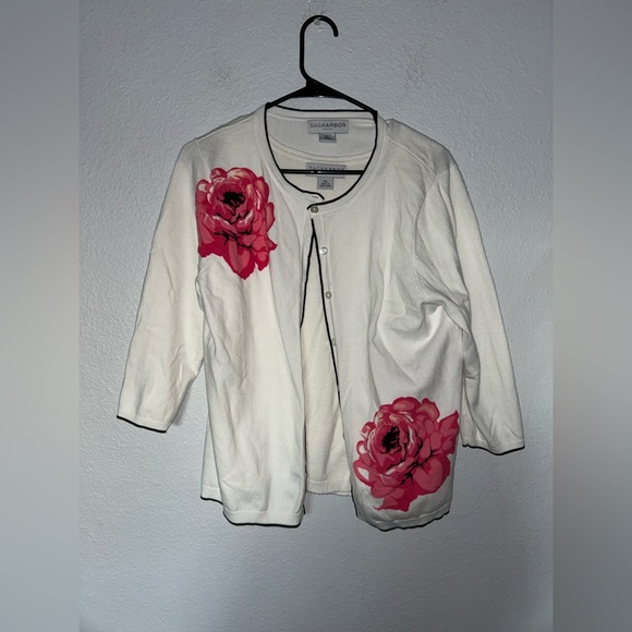 Sag Harbor Sweaters - Sag Harbor white T-shirts cardigan set with roses